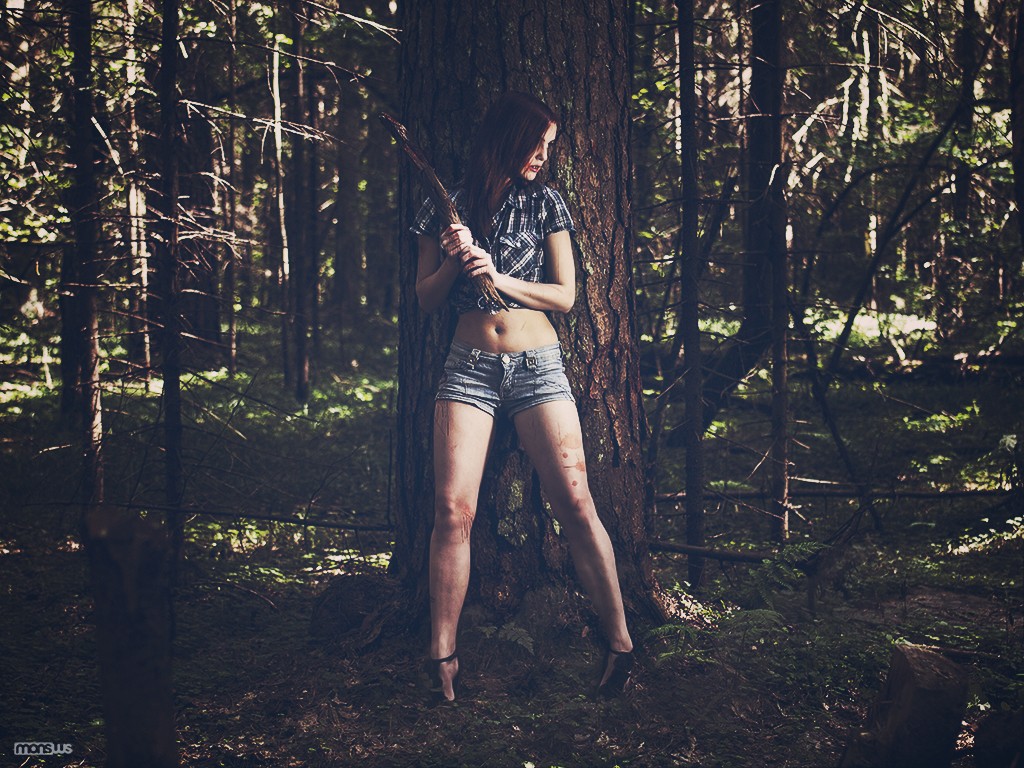 Брюнетка Катя ходит голой в лесу и делает ххх фото для своего бойфренда